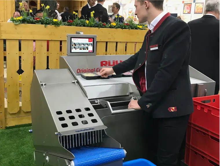 Vorführung einer industriellen Schenidemaschine von Rühle mit einer neuen digitalen Steuerung